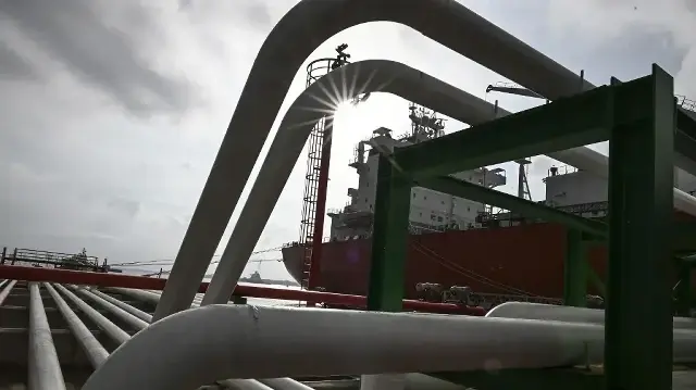 Un pétrolier amarré au deuxième quai pétrolier du port d'Abidjan, en Côte d'Ivoire, le 19 juin 2025.