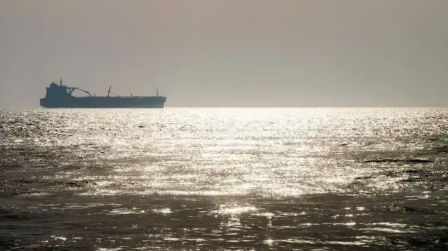 Un pétrolier est photographié dans les eaux du Golfe, au large de la péninsule sud de Faw en Irak, le 5 août 2025.