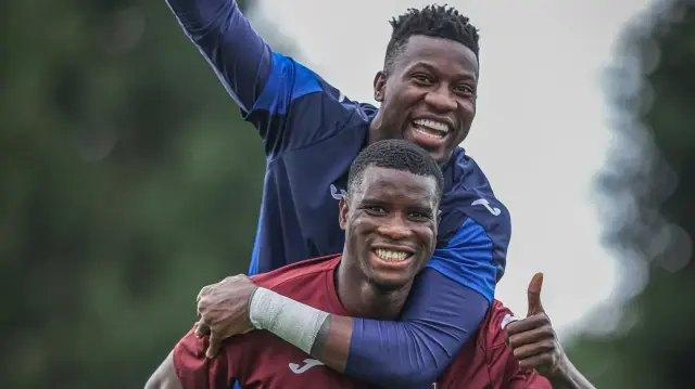 Andre Onana ile Paul Onuachu'nun keyfi yerinde.