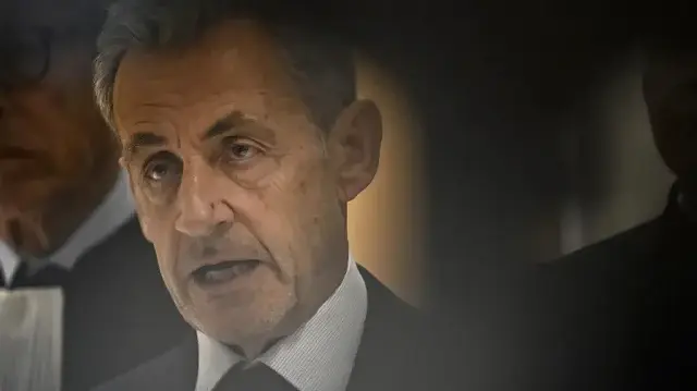 L'ancien président français Nicolas Sarkozy s'adresse à la presse après le verdict rendu dans son procès pour financement illégal de sa campagne présidentielle victorieuse de 2007 par la Libye, au tribunal de Paris, le 25 septembre 2025. 