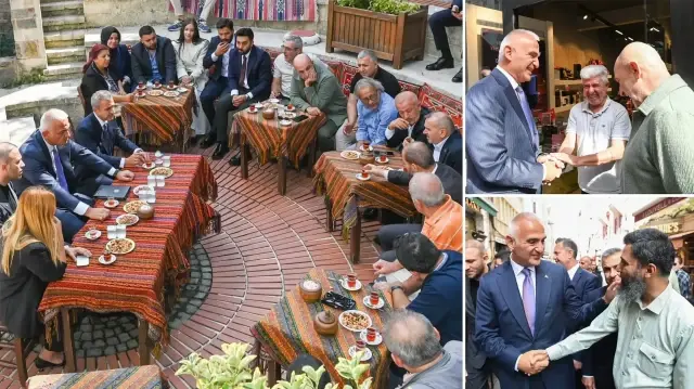 Cumartesi günü başlayacak olan Kültür Yolu Festivali’ne turistleri davet eden Bakan Ersoy, Beyoğlu ilçe muhtarlarıyla da bir araya gelerek bölgenin sorunlarını dinledi, tek tek not aldı.