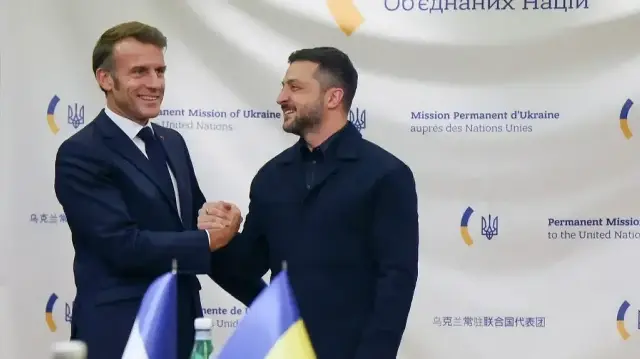 Le président ukrainien Volodymyr Zelensky (à droite) et le président français Emmanuel Macron se serrent la main lors d'une rencontre en marge de l'Assemblée générale des Nations unies à la mission ukrainienne auprès de l'ONU à New York, le 24 septembre 2025.