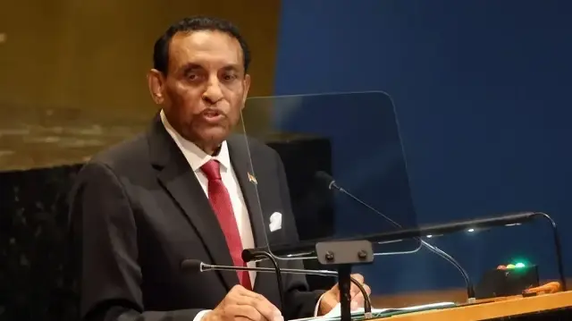 Le Premier ministre soudanais Kamil Idris se dirige vers le podium pour s'adresser à l'Assemblée générale des Nations unies (ONU) lors de la 80e session de cet événement annuel, le 25 septembre 2025, à New York. 