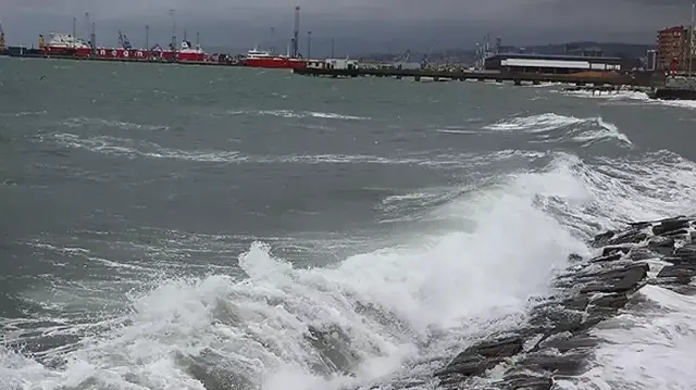 Poyraz, Tekirdağ’da deniz ulaşımını olumsuz etkiledi.