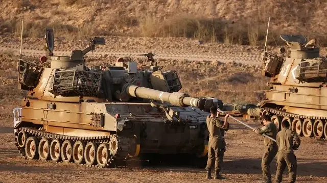 Des soldats israéliens manœuvrent un obusier automoteur déployé à la frontière d’Israël avec la bande de Gaza, le 25 septembre 2025, dans le contexte de la guerre en cours entre Israël et le groupe militant palestinien Hamas.