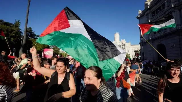 Manifestants pro-palestiniens lors de la 21ème et dernière étape de la Vuelta 2025 entre Alalpardo et Madrid, le 14 septembre 2025.