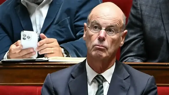  Le ministre français de l'Économie, des Finances et de la Souveraineté industrielle et numérique, Éric Lombard, écoute les discours prononcés à la suite de la déclaration de politique générale du Premier ministre lors de la session parlementaire extraordinaire précédant le vote de confiance sur le budget d'austérité du gouvernement, à l'Assemblée nationale à Paris, le 8 septembre 2025. 