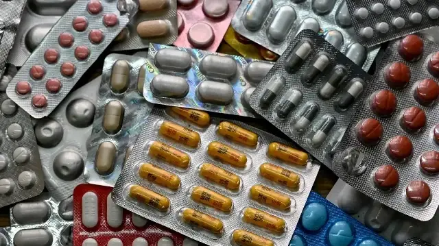Différentes plaquettes de médicaments regroupées à Kolkata, le 27 août 2025. 