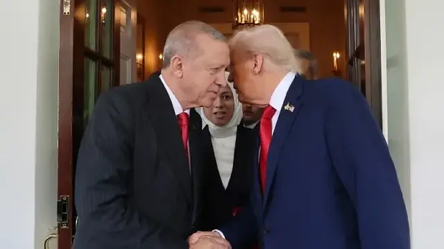 Cette photo transmise par le service de presse de la présidence turque montre le président américain Donald Trump faisant ses adieux au président turc Recep Tayyip Erdogan à l’issue d’une rencontre dans le Bureau ovale de la Maison-Blanche, le 25 septembre 2025 à Washington, D.C.