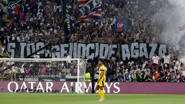 Des supporters brandissent une banderole géante sur laquelle on peut lire "Stop au génocide à Gaza" lors de la finale de la Ligue des champions de l'UEFA entre le Paris Saint-Germain (PSG) et l'Inter Milan à Munich, dans le sud de l'Allemagne, le 31 mai 2025.
