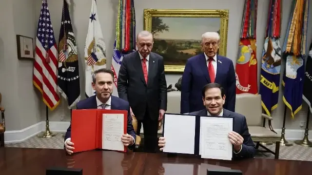 Le président américain Donald Trump (à droite), accompagné du président turc Recep Tayyip Erdogan (à gauche), lors de la cérémonie de signature entre le secrétaire d’État américain Marco Rubio (à droite) et le ministre turc de l’Énergie et des Ressources naturelles, Alparslan Bayraktar (à gauche), à la Maison-Blanche, le 25 septembre 2025 à Washington, D.C.