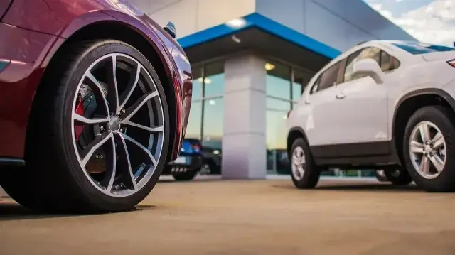 Münih merkezli lüks otomobil üreticisi BMW, yangına neden olabilecek marş sistemindeki bir arıza nedeniyle dünya çapında yüz binlerce aracını geri çağıracak.