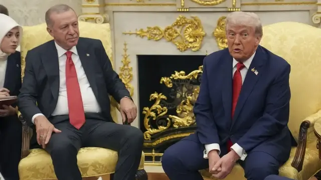 Le président turc Recep Tayyip Erdogan et le président américain Donald Trump répondent aux questions de la presse dans le bureau ovale de la Maison-Blanche à Washington D.C., aux États-Unis, le 25 septembre 2025.
