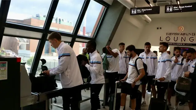 Trabzonspor, Trendyol Süper Lig'in 7. haftasında yarın deplasmanda Fatih Karagümrük ile yapacağı maç için İstanbul'a hareket etti.