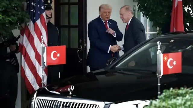 Le président américain Donald Trump (à gauche) salue le président de la Türkiye, Recep Tayyip Erdogan, à l’extérieur de l’aile ouest de la Maison Blanche à son arrivée le 25 septembre 2025 à Washington, DC.