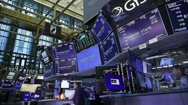 Dün açıklanan verilere göre, ABD ekonomisi yılın ikinci çeyreğinde, güçlü tüketici harcamaları ve yatırımların etkisiyle yüzde 3,8 ile tahminlerin üzerinde büyüme kaydetti.