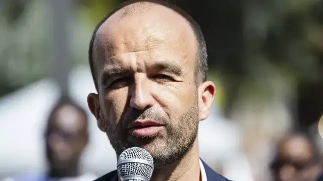 Le coordinateur du parti de gauche français La France Insoumise (LFI), Manuel Bompard, s'exprime lors d'une conférence de presse réunissant les dirigeants du parti et les candidats locaux aux élections municipales de 2026, en marge de la Braderie de Lille, dans le nord de la France, le 6 septembre 2025.