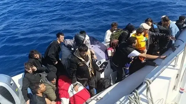 Kurtarılan düzensiz göçmenler işlemlerinin ardından İl Göç İdaresi Müdürlüğü’ne gönderildi.