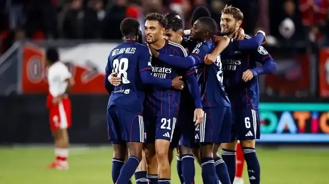 Les défenseurs de Lyon, Ainsley Maitland-Niles et Ruben Kluivert célèbrent la victoire avec leurs coéquipiers après le match de la phase de ligue de la Ligue Europa de l’UEFA (1re journée) entre le FC Utrecht et l’Olympique lyonnais, au stade Galgenwaard, à Utrecht, le 25 septembre 2025.