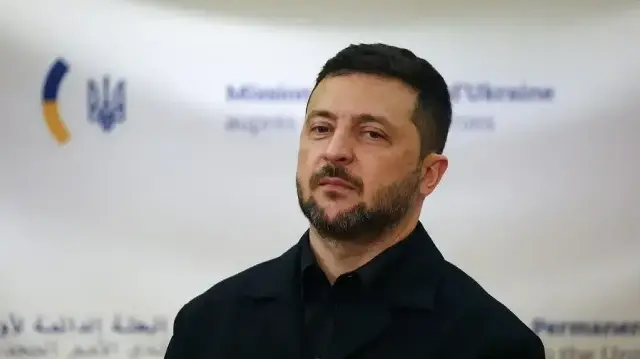 Le président ukrainien Volodymyr Zelensky attend l'arrivée du président français Emmanuel Macron alors qu'ils se rencontrent en marge de l'Assemblée générale des Nations unies à la mission ukrainienne auprès de l'ONU à New York, le 24 septembre 2025.