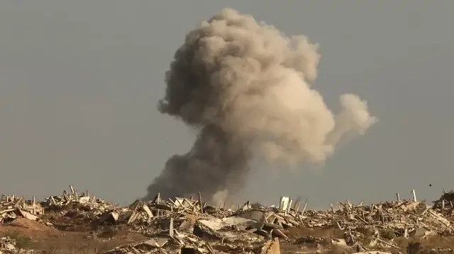 Cette photo, prise depuis une position à la frontière d’Israël avec la bande de Gaza, montre de la fumée s’élevant lors d’une frappe israélienne sur le territoire palestinien assiégé, le 25 septembre 2025, dans le contexte de la guerre en cours entre Israël et le groupe militant palestinien Hamas.