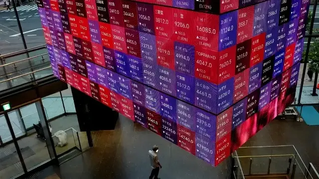 Un panneau électronique d’affichage indique les cours de l’indice Nikkei 225 à la Bourse de Tokyo, le 11 septembre 2025.
