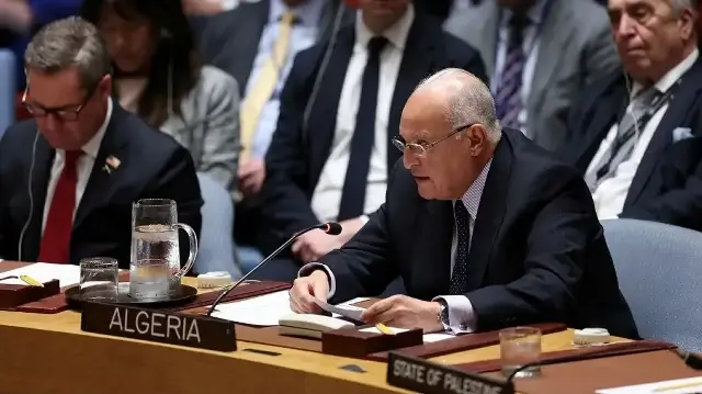 Le ministre algérien des Affaires étrangères, Ahmed Attaf, s'exprime lors d'une réunion du Conseil de sécurité des Nations unies sur "La situation au Moyen-Orient, y compris la question palestinienne", au siège de l'ONU à New York, le 23 septembre 2025.