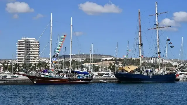 Des bateaux faisant partie de la flottille mondiale Sumud se rassemblent dans le port tunisien de Bizerte, avant leur départ prévu vers la bande de Gaza pour briser le blocus israélien sur le territoire palestinien, le 13 septembre 2025.