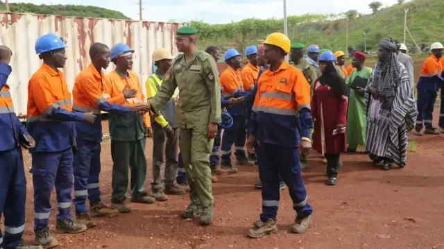 Le ministre nigérien des mines, le Commissaire-Colonel Ousmane Abarchi a effectué une visite ce 13 août 2025 sur le site industriel d’exploitation aurifère de la Société des Mines du Liptako (SML) récemment nationalisée. 