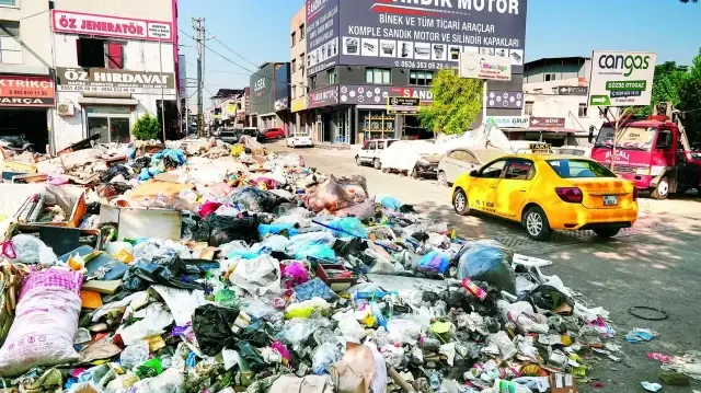 Kentteki çöp sorununu bakanlığa bağlayan CHP Genel Başkan Yardımcısı Zeybek, partisini çöp dağlarının altında bıraktı.