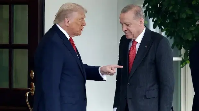 Le président américain Donald Trump accueille le président turc Recep Tayyip Erdogan à l’extérieur de l’aile Ouest, à son arrivée à la Maison-Blanche, le 25 septembre 2025 à Washington.