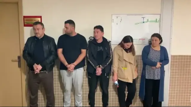 Cumhurbaşkanlığı Klasik Türk Müziği Korosu Sanatçısı Nalan Höke Turan, internet üzerinden yaptığı İtalya vize başvurusu sırasında dolandırdığı iddia edilen 12 şüpheli yakalandı. 
