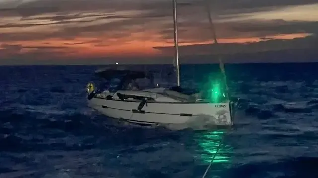 Sürüklenen tekne Kıyı Emniyeti Genel Müdürlüğü ekiplerince kurtarıldı.