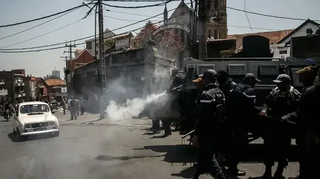 Les forces de sécurité tirent des gaz lacrymogènes alors que des manifestants protestent contre les coupures répétées d'eau et d'électricité à Antananarivo, le 25 septembre 2025.