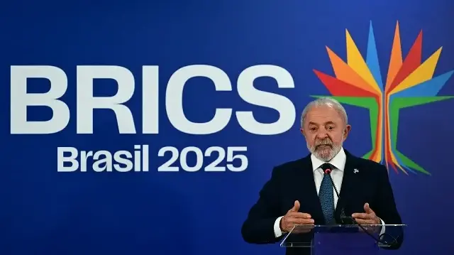 Le président brésilien Luiz Inacio Lula da Silva s’exprime lors d’une conférence de presse au sommet des BRICS à Rio de Janeiro, au Brésil, le 7 juillet 2025. 