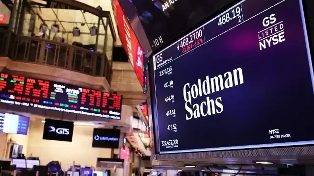 Le logo de l’entreprise Goldman Sachs est affiché sur un écran de la Bourse de New York pendant les échanges de l’après-midi, le 2 août 2024, à New York. 