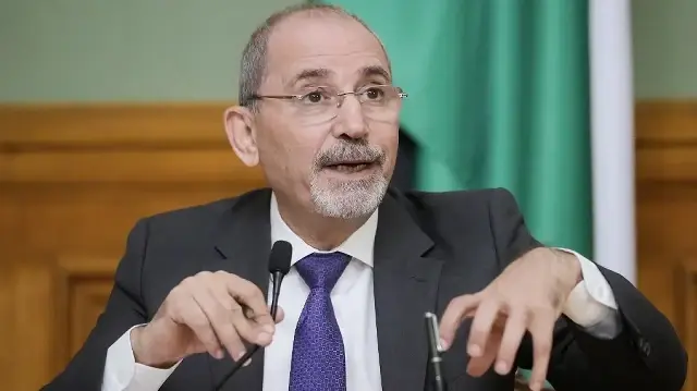 Le ministre jordanien des Affaires étrangères, Ayman Safadi, s’adresse aux médias à l’issue d’une cérémonie de signature avec le ministre russe des Affaires étrangères, à l’issue de leurs entretiens à la résidence de Zinaida Morozova à Moscou, le 20 août 2025.