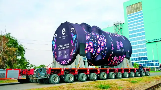 13 metre uzunluğundaki ve 4,5 metre çapındaki reaktör kabı, 320 ton ağırlığında.