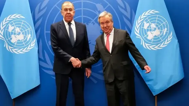 Le ministre russe des Affaires étrangères Sergueï Lavrov (à gauche) serre la main du secrétaire général des Nations unies Antonio Guterres avant une réunion au siège de l'ONU à New York, le 23 janvier 2024.