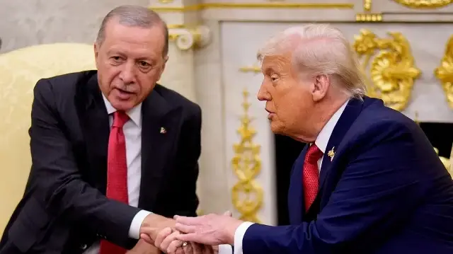 Le président américain Donald Trump (à droite) serre la main du président turc Recep Tayyip Erdogan dans le Bureau ovale de la Maison-Blanche, le 25 septembre 2025 à Washington, D.C.