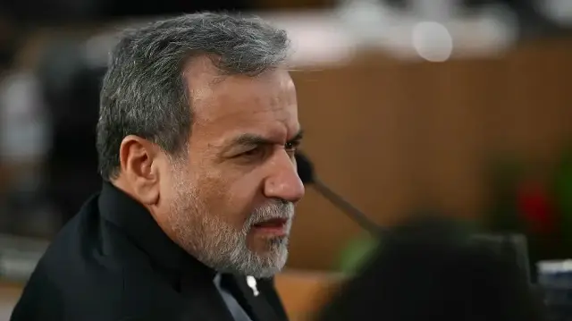 Le ministre iranien des Affaires étrangères, Abbas Araghchi, fait un geste lors de la première session plénière du sommet des BRICS à Rio de Janeiro, au Brésil, le 6 juillet 2025.