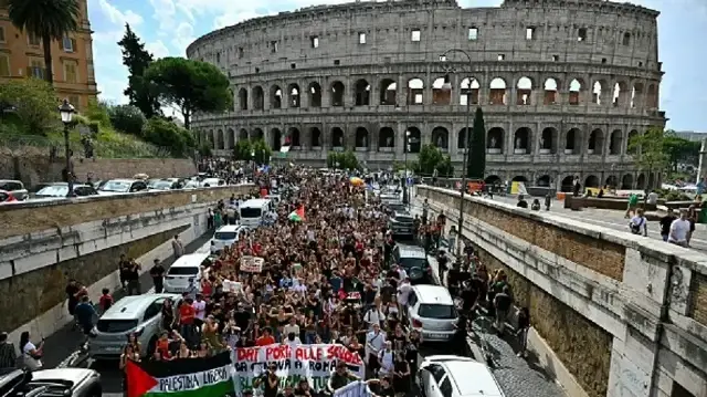روما.. مسلمون يتظاهرون لوقف الإبادة الإسرائيلية في غزة
