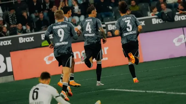 Frankfurtlu futbolcuların gol sevinci.