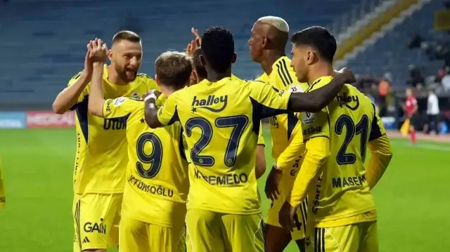 Fenerbahçe ligde 3. sırada yer alıyor.
