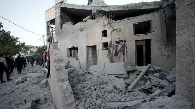 الاحتلال الإسرائيلي يفجّر منزلا فلسطينيا شمال غرب القدس