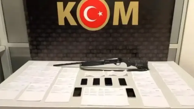 Operasyonda çeşitli suç unsurları ele geçirildi.