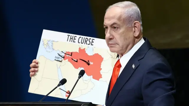Le Premier ministre israélien Benjamin Netanyahu tient une carte pendant son discours lors du débat général de l'Assemblée générale des Nations unies au siège de l'ONU à New York, le 26 septembre 2025.
