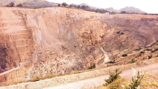 Yetkililer, şu ana kadar 13 kişinin cansız bedenine ulaşıldığını, 15 kişinin ise kurtarıldığını açıkladı.