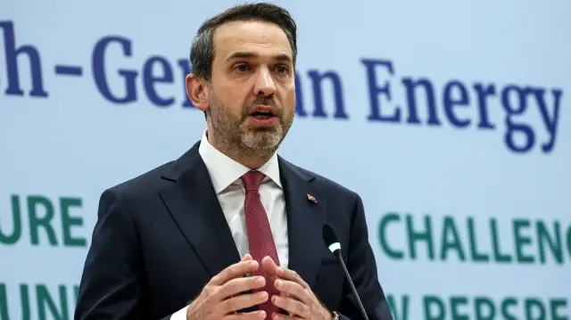Le ministre turc de l'Énergie et des Ressources naturelles, Alparslan Bayraktar, prononce un discours lors du Forum turco-allemand sur l'énergie à Ankara, le 27 octobre 2023.