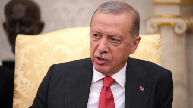 Le président turc Recep Tayyip Erdogan prononce un discours lors d'une réunion avec le président américain Donald Trump dans le bureau ovale de la Maison Blanche, le 25 septembre 2025 à Washington, DC.